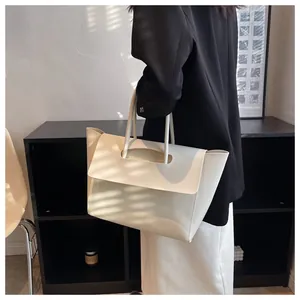 Detailansicht der cremefarbenen Leder-Tote-Bag in professioneller Studiobeleuchtung