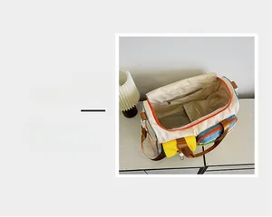 Dettaglio della tasca interna con cerniera e scomparto a rete della borsa da viaggio