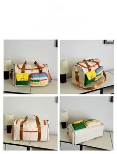 Dettaglio della borsa da viaggio con tasche funzionali colorate in vista multi-angolo