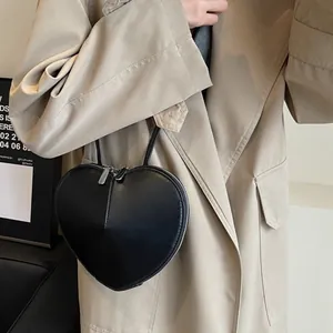 Elegante bolso bandolera negro en forma de corazón con cremallera y correa fina