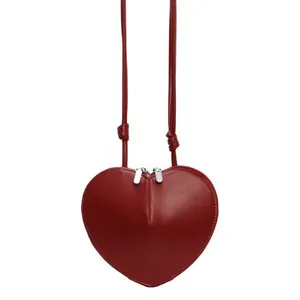 Bolso bandolera de cuero rojo en forma de corazón con doble cremallera plateada y correa