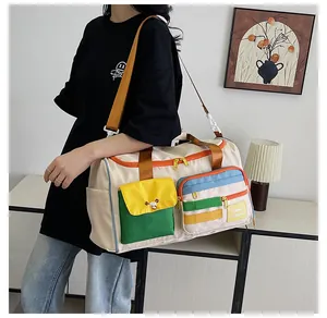 Dettaglio della borsa da viaggio con tasche colorate e logo Hello Weekend sportivo