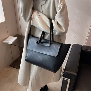 Minimalistische schwarze Shopper-Tasche mit Henkeln und langen Riemen im Business-Look