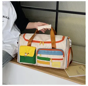 Dettagli della borsa da viaggio con tasche funzionali colorate e etichetta Hello Weekend