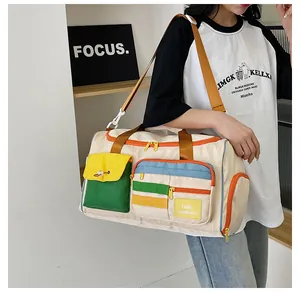Dettaglio borsa da viaggio crema con tasche colorate e tracolla regolabile