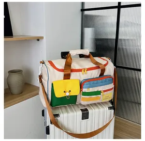 Dettaglio macro della borsa da viaggio con tasche colorate e manico elegante marrone