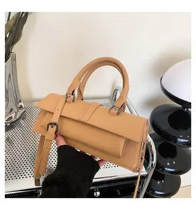 Detailansicht der khaki Kunstlederhandtasche mit verstellbarem Riemen auf Metallregal