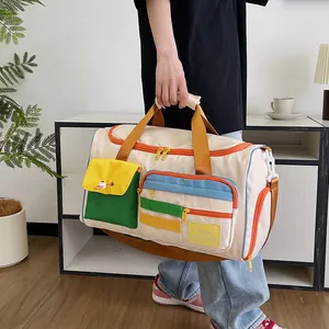 Borsa da viaggio donna multicolore capiente con patch 'Hello weekend' e tracolla rimovibile
