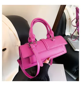 Detail der pinkfarbenen Handtasche aus Kunstleder mit Klappe und silberner Schnalle
