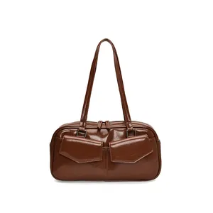 Bolso de hombro marrón brillante minimalista con bolsillos dobles y diseño retro