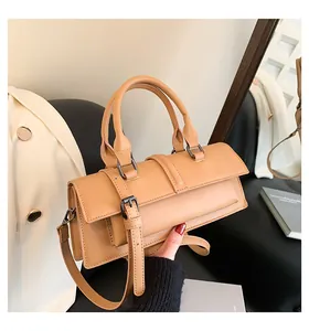 Nahaufnahme der khakifarbenen Ledertasche mit Retro-Beschlägen und Riemendetails