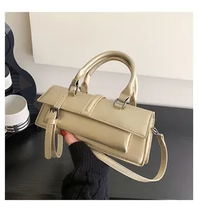 Detail der minimalistischen beigen Lederhandtasche mit glatter Textur und Schnallen