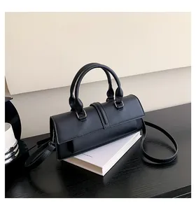 Detail der mattschwarzen rechteckigen Handtasche mit silberner Hardware und Doppelgriffen