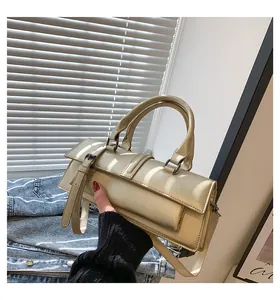 Detail der strukturierten Handtasche in Champagnergold mit edlem Metallglanz