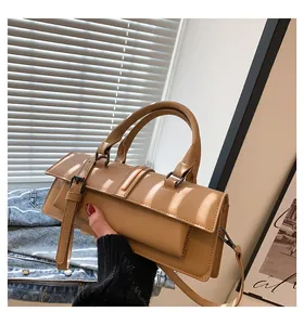 Details der khakifarbene PU-Lederhandtasche mit minimalistischem Griff und Hardware