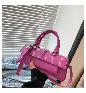 Detail einer glänzenden lila Ledertasche mit Licht- und Schatten-Struktureffekt