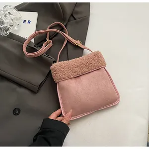 Detail of pink lamb wool and faux suede拼接 crossbody bag with golden buckle strap