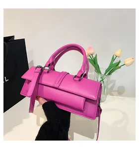 Detailansicht der pinkfarbenen PU-Leder Handtasche mit Zierstreifen und verstellbarem Gurt