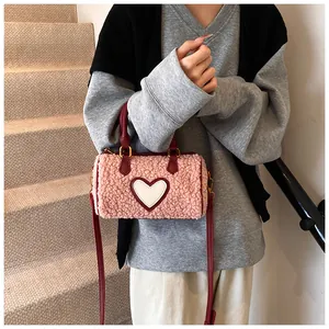 Roze teddy Boston tas met wit lederen hartje en pluizige textuur voor dames