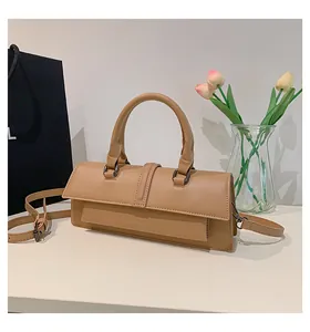 Detailansicht der khakifarbenen Lederhandtasche mit Griff und verstellbarem Schultergurt