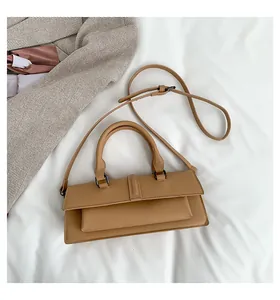Nahaufnahme der khakifarbene Handtasche mit zylindrischem Griff und dekorativer Schnalle