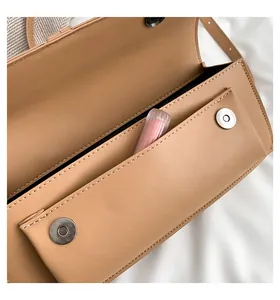 Detail der hellbraunen Ledertasche mit Magnetverschluss und Innenfachaufteilung