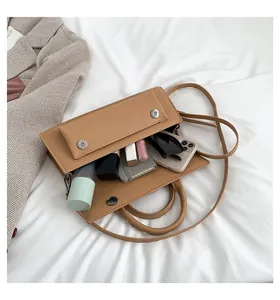 Detail der khaki Handtaschen-Innenausstattung mit Doppel-Magnetverschluss und Ledertextur