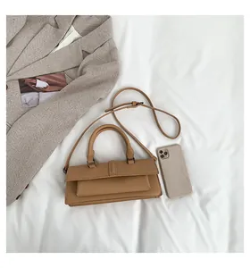 Draufsicht einer kamelfarbenen Handtasche mit Doppelgriffen und verstellbarem Riemen