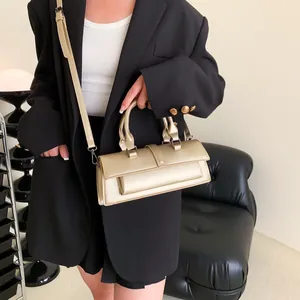 Elegante champagnergoldene Metallische Baguette-Handtasche mit Rundgriff für Damen