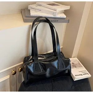 Bolso baguette negro brillante con pliegues y asa larga para mujer estilo minimalista