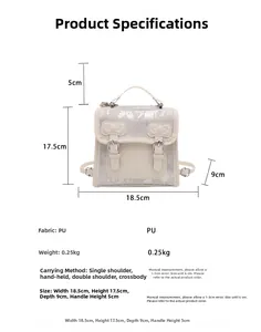 Dettaglio mini zaino in pelle PU crema con stampa farfalla e specifiche delle dimensioni