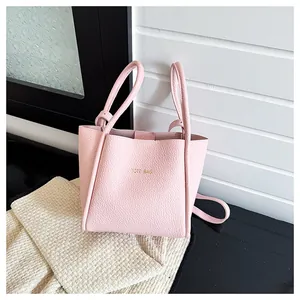 Detailansicht der hellrosa Tote Bag aus genarbtem Leder mit goldenem Schriftzug