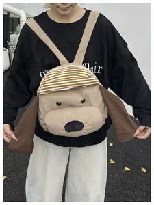 Detail eines süßen Welpen-Rucksacks aus Cordsamt mit braunen Streifen und viel Stauraum