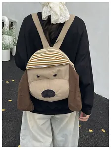 Detail eines braunen Cord-Rucksacks in Hundeform mit Streifenakzenten an einem Model