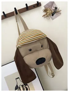 Nahaufnahme eines braun gestreiften Welpen-Rucksacks aus Cordstoff mit Plüschohren