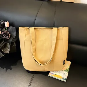 Minimalistische canvas shopper in kaki met grote voorzakken en lange schouderbanden
