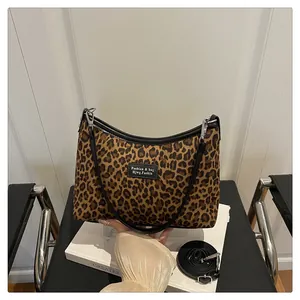 Dettaglio della borsa tote leopardata con finiture in pelle e tracolla regolabile