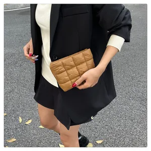 Detail der braunen gesteppten Daunen-Clutch mit quadratischer Polsterung und Nylonstruktur