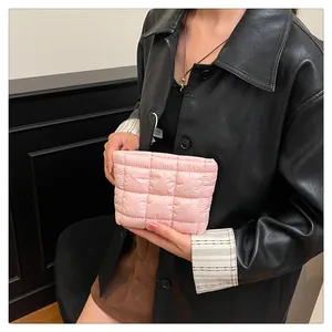 Detailaufnahme der rosa gesteppten Tasche mit weicher wasserabweisender Struktur