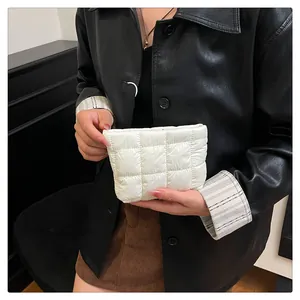 Nahaufnahme der weißen gesteppten Clutch mit weicher Textur und moderner Gittersteppung