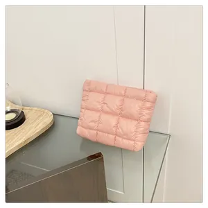 Detailansicht der rosa gesteppten Kosmetiktasche mit eleganter quadratischer Struktur