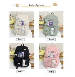 Dettaglio degli zaini in tessuto Oxford nei colori beige, verde, nero e rosa