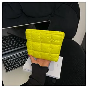 Detail der neongelben gesteppten Handtasche aus leichtem Nylon mit gepolstertem Muster
