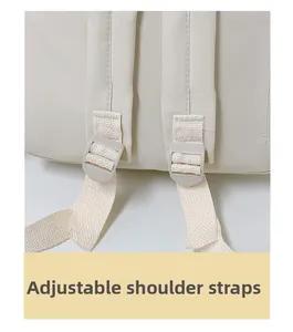 Dettaglio degli spallacci regolabili con cuciture resistenti sullo zaino bianco