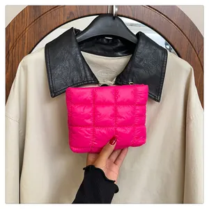Detailaufnahme einer leuchtend rosa gesteppten Nylontasche mit quadratischer Polsterung