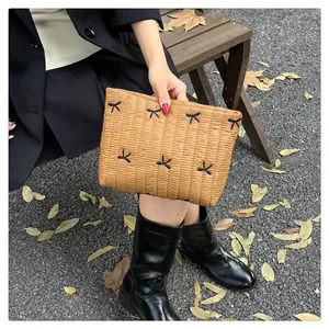 Gesteppte Clutch in Caramel mit schwarzer Schleifenstickerei im herbstlichen Stil