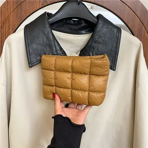 Braune gesteppte Puffer-Kosmetiktasche im minimalistischen koreanischen Stil für Damen