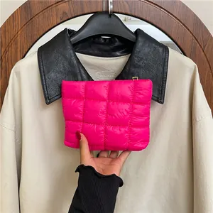 Handgehaltene pinkfarbene gesteppte Clutch-Tasche mit Goldreißverschluss für Damen