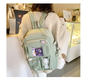 Dettaglio zaino Harajuku verde chiaro con orsetto di peluche e badge carini