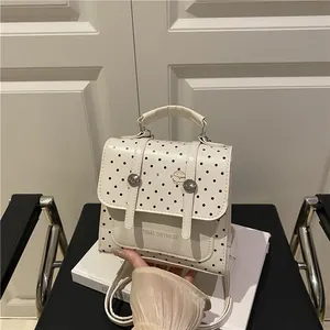 Schicker weißer Damenrucksack mit schwarzen Punkten, Metallschnalle und Trägern